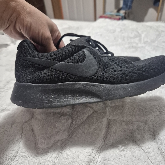 NIKE Triple Black Tajun Mesh Athletic Sneakers...size:7 - Picture 8 of 12